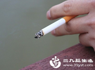 长期抽烟还会诱发或加重多种皮肤问题,比如痘痘、皮炎等 长期抽烟还会诱发或加重多种皮肤问题,比如痘痘、皮炎等