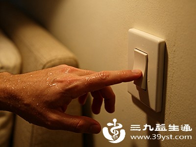 用湿手触摸开关、插座,或使用漏电电器,都可能发生意外 用湿手触摸开关、插座,或使用漏电电器,都可能发生意外