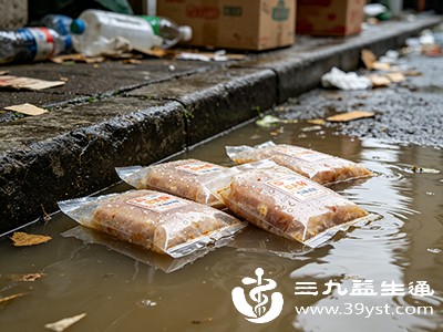 洪涝积水中带有大量细菌和化学污染物,被水浸泡过的家电可能漏电短路,食物可能已被污染 洪涝积水中带有大量细菌和化学污染物,被水浸泡过的家电可能漏电短路,食物可能已被污染