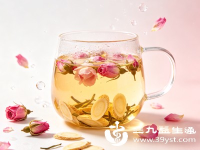 黄芪补气，能帮助滋养身体内在，让气血更通畅；玫瑰花能帮助改善气色，两者搭配泡水，长期饮用能慢慢改善面色暗沉、发黄的问题，让气色变得红润有光泽