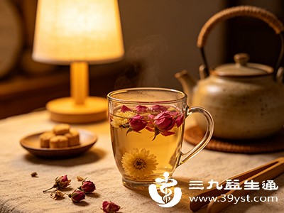 若对玫瑰花或菊花中的成分过敏,饮用后可能出现皮疹、瘙痒等过敏反应,应立即停止 若对玫瑰花或菊花中的成分过敏,饮用后可能出现皮疹、瘙痒等过敏反应,应立即停止