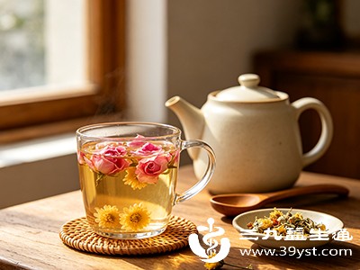 饮用玫瑰花菊花水可起到清热润燥的作用 饮用玫瑰花菊花水可起到清热润燥的作用