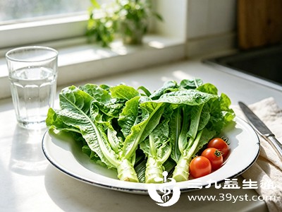 新鲜的莴苣叶口感鲜嫩，通过焯水、凉拌或快炒等方式处理后，能变得清爽可口