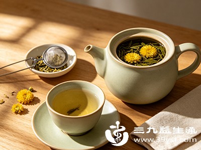 先用温开水冲洗茶具,再放入绿茶和菊花 先用温开水冲洗茶具,再放入绿茶和菊花