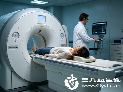 正规医院的核磁共振检查室，都会准备纯棉无金属的一次性检查服，患者可在更衣室更换后再检查，既安全又保护隐私