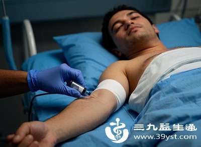 抽血时穿着宽松、易挽袖的衣物，避免穿紧身衣或长袖衣物过紧