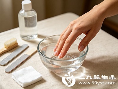 部分人会尝试用醋泡、涂抹刺激性物质等偏方治疗指甲增厚