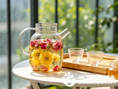 菊花和玫瑰花都带有自然的清香,冲泡后茶汤香气宜人,能清新口气 菊花和玫瑰花都带有自然的清香,冲泡后茶汤香气宜人,能清新口气