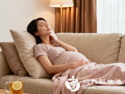 孕期过量摄入含碘食物，碘是合成甲状腺素的原料，摄入过多会刺激甲状腺分泌更多激素