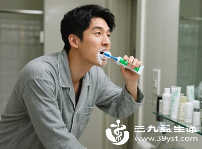 智齿生长在口腔最内侧,刷牙时很难刷到,即使认真清洁,也容易留下清洁死角,时间久了就会滋生细菌,导致智齿本身蛀牙 智齿生长在口腔最内侧,刷牙时很难刷到,即使认真清洁,也容易留下清洁死角,时间久了就会滋生细菌,导致智齿本身蛀牙