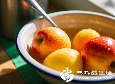 经期吃苹果，搭配也需要注意，尽量避开与生冷、辛辣的食物一起食用，比如冰饮、辣椒、花椒等，否则可能加重身体刺激，引发不适