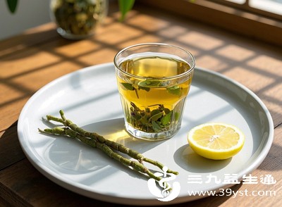 空腹时肠胃比较敏感,大量饮用石斛泡水可能会刺激肠胃,建议饭后半小时再饮用 空腹时肠胃比较敏感,大量饮用石斛泡水可能会刺激肠胃,建议饭后半小时再饮用