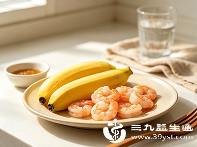 建议健康成年人每天食用虾50-100克,香蕉1根(约100-150克)为宜 建议健康成年人每天食用虾50-100克,香蕉1根(约100-150克)为宜
