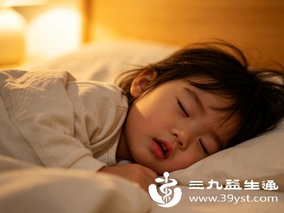若孩子长期张嘴睡觉,且伴随频繁打鼾、睡眠憋气、睡觉憋醒、白天精神差、注意力不集中,或是出现牙齿不齐、上唇翘起、颌面变形等情况,说明张口呼吸已经影响发育 若孩子长期张嘴睡觉,且伴随频繁打鼾、睡眠憋气、睡觉憋醒、白天精神差、注意力不集中,或是出现牙齿不齐、上唇翘起、颌面变形等情况,说明张口呼吸已经影响发育