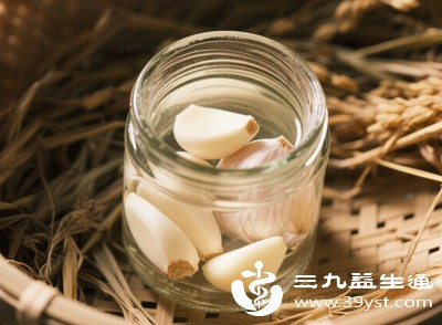 准备1-2瓣新鲜大蒜,去皮洗净后捣成泥状,用干净纱布包裹蒜泥,挤出适量大蒜汁备用 准备1-2瓣新鲜大蒜,去皮洗净后捣成泥状,用干净纱布包裹蒜泥,挤出适量大蒜汁备用