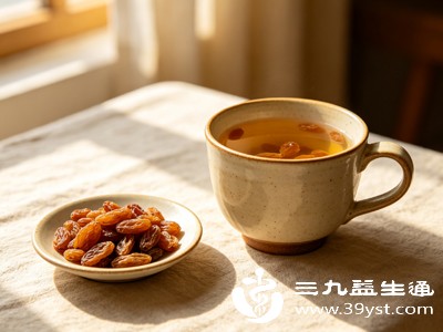 除了补充能量,葡萄干泡水中还能析出多种人体必需的矿物质,比如钾、铁、镁等 除了补充能量,葡萄干泡水中还能析出多种人体必需的矿物质,比如钾、铁、镁等