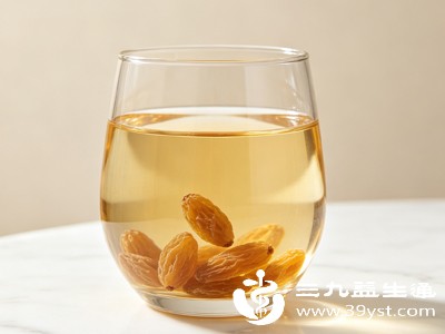 葡萄干中含有天然的酒石酸，这种成分在泡水后会融入水中，能帮助分解胃里的食物，减轻肠胃消化负担