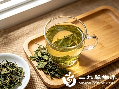 一杯温热的桑叶茶能带来舒适感