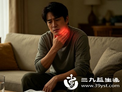 按压下巴关节部位时,疼痛会更明显,部分人还会感觉关节处有酸胀、麻木感 按压下巴关节部位时,疼痛会更明显,部分人还会感觉关节处有酸胀、麻木感
