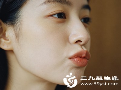 如果怀疑下巴错位,首先要停止一切会加重不适的动作,不要再张口、闭口,也不要咀嚼食物、说话过多,尽量保持嘴巴轻微闭合的状态 如果怀疑下巴错位,首先要停止一切会加重不适的动作,不要再张口、闭口,也不要咀嚼食物、说话过多,尽量保持嘴巴轻微闭合的状态