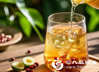 每日饮用2500毫升左右温水,搭配红豆薏米水、冬瓜汤,强效祛湿排水,快速改善水肿虚胖 每日饮用2500毫升左右温水,搭配红豆薏米水、冬瓜汤,强效祛湿排水,快速改善水肿虚胖