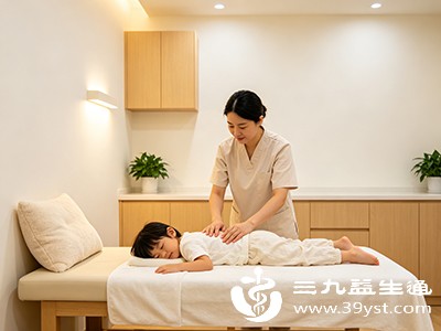推拿前告知推拿师孩子的详细症状、病史、过敏史等，必要时先进行医学检查