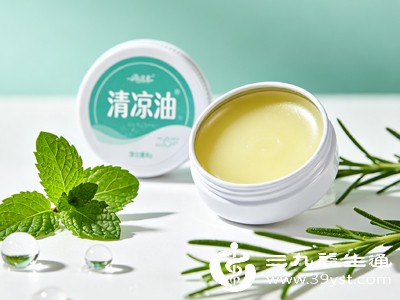 清凉油气味浓烈刺鼻,长期吸入容易刺激呼吸道,引发头晕、鼻塞等不适,尤其夏季密闭环境使用,不适感会更加明显 清凉油气味浓烈刺鼻,长期吸入容易刺激呼吸道,引发头晕、鼻塞等不适,尤其夏季密闭环境使用,不适感会更加明显