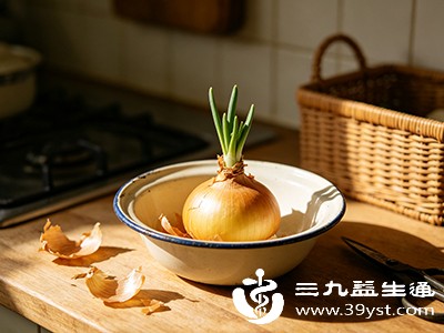 发芽的洋葱,其芽和周围的部分会相对纤维化,口感较差 发芽的洋葱,其芽和周围的部分会相对纤维化,口感较差