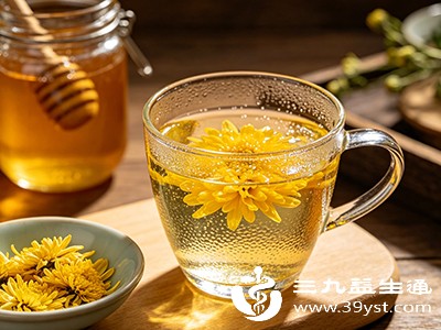 待菊花茶温度降至60℃以下时加入适量蜂蜜