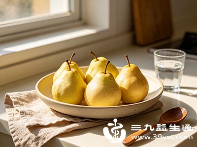 梨(蒸熟后食用更佳)含有丰富的水分和膳食纤维 梨(蒸熟后食用更佳)含有丰富的水分和膳食纤维