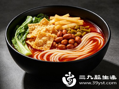 有些妈妈吃完螺蛳粉就立刻喂奶，此时食物成分未完全消化吸收，可能通过奶水快速传递给宝宝，增加宝宝肠胃不适风险