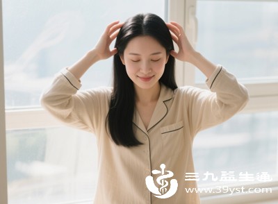 轻轻按摩太阳穴，用指腹顺时针或逆时针按摩，力度轻柔，每次5-10分钟，有助于放松神经，减轻头痛
