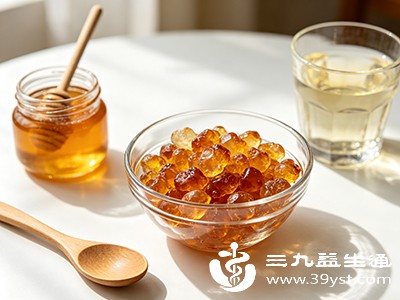 取适量干桃胶,先挑出明显的大颗粒杂质(如树皮、石子) 取适量干桃胶,先挑出明显的大颗粒杂质(如树皮、石子)