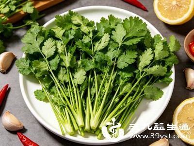 本身肤质敏感、有黄褐斑、色斑的女性,常吃香菜会加重色素沉淀,让色斑颜色加深、范围扩大,严重破坏肌肤状态 本身肤质敏感、有黄褐斑、色斑的女性,常吃香菜会加重色素沉淀,让色斑颜色加深、范围扩大,严重破坏肌肤状态