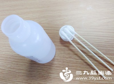 若脓液较多,可先用无菌棉签轻轻吸出表面脓液 若脓液较多,可先用无菌棉签轻轻吸出表面脓液