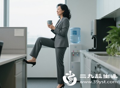 久站会导致下肢静脉回流受阻,足跟部血液循环变慢 久站会导致下肢静脉回流受阻,足跟部血液循环变慢