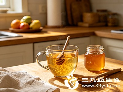 蜂蜜需用40℃以下的温水冲服，避免用沸水冲泡，以防破坏其中的酶类和营养物质