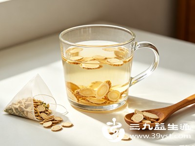 黄芪西洋参泡茶不同于咖啡的强行提神，是通过补益气血、滋养脏腑来恢复精力，温和不刺激，长期饮用可有效改善用脑过度、熬夜透支带来的身心疲惫
