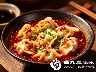 日常自制馄饨，可多放白菜、荠菜、香菇等蔬菜，荤素搭配，进一步降低热量、提升膳食纤维含量