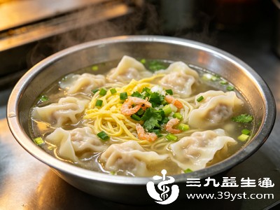 尽量不吃浓汤、不喝汤底，外卖馄饨汤底多含猪油、味精、重油重盐，盐分过高易导致水肿，加重体重浮动