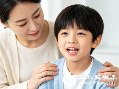 恒牙已经长出来了,对应的乳牙却迟迟不掉,导致恒牙只能从侧面萌出,形成“双排牙” 恒牙已经长出来了,对应的乳牙却迟迟不掉,导致恒牙只能从侧面萌出,形成“双排牙”