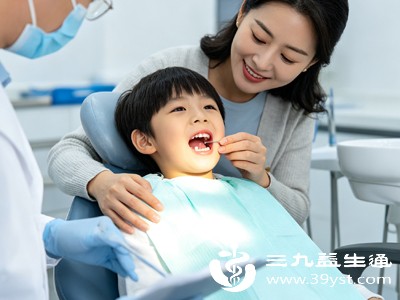 恒牙刚萌出时,位置还不稳固,孩子会觉得牙龈痒,总喜欢用舌头去舔新牙,或者用手去摇晃松动的乳牙 恒牙刚萌出时,位置还不稳固,孩子会觉得牙龈痒,总喜欢用舌头去舔新牙,或者用手去摇晃松动的乳牙