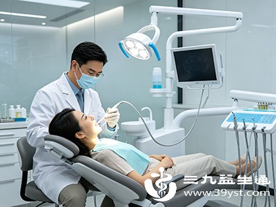 避免在牙齿敏感期(如冷热刺激痛明显时)洗牙 避免在牙齿敏感期(如冷热刺激痛明显时)洗牙