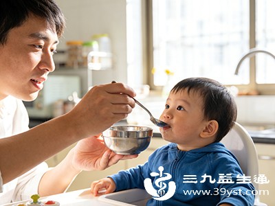 多给宝宝喝温开水,补充水分,促进代谢 多给宝宝喝温开水,补充水分,促进代谢