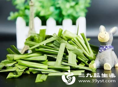 过度节食易导致营养不均，出现乏力、脱发、皮肤变差等问题，而韭菜能在低热量的同时，为身体补充多种营养
