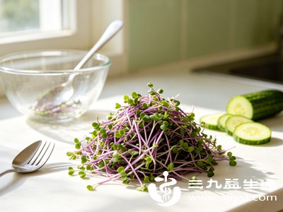 紫花苜蓿干燥后可磨成粉，添加到面粉中制作馒头、面条等面食，也可用来泡茶饮用