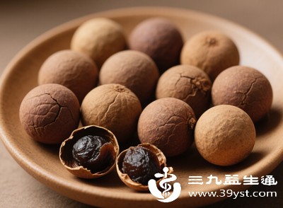 干桂圆是高糖食材,每100克干桂圆的含糖量可达60克以上,过量食用会导致体内糖分摄入超标 干桂圆是高糖食材,每100克干桂圆的含糖量可达60克以上,过量食用会导致体内糖分摄入超标