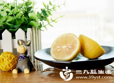 首先将柠檬表皮用淡盐水浸泡10-15分钟 首先将柠檬表皮用淡盐水浸泡10-15分钟