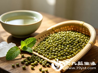 日常可多食绿豆、冬瓜、芹菜、百合、雪梨等润燥清热食材,中和体内淤积火气 日常可多食绿豆、冬瓜、芹菜、百合、雪梨等润燥清热食材,中和体内淤积火气