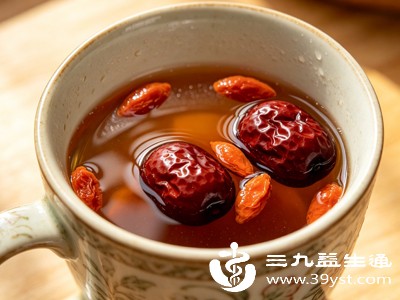 根据体质选择红枣水、枸杞水、玫瑰花茶等，性质温和，不仅不会影响药效，还能辅助滋养气血、疏通经络，更适配中药调理的养生节奏